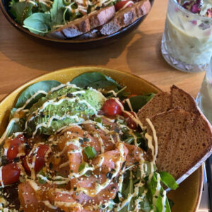 Foto zalm pokebowl voor de website van Robyn Towiredjo