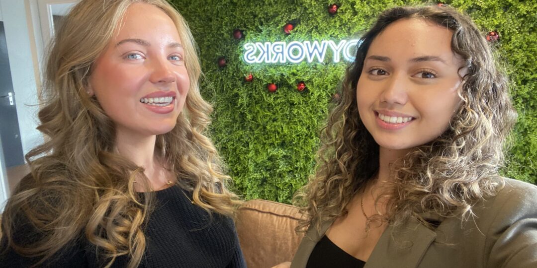 Foto stagebezoek Josephine voor de website van Robyn Towiredjo