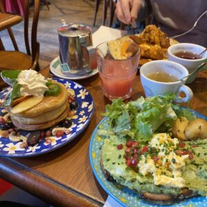 Foto uitgebreide lunch in Parijs voor de website van Robyn Towiredjo